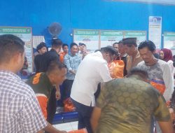 Kapolsek Awangpone Dampingi Wakil Bupati Bone Penyerahan Bantuan kepada Warga Terdampak Bencana Banjir