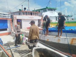 Satpolairud Polres Bone Periksa Kapal Barang yang Sedang Lakukan Aktivitas Bongkar Muat Barang