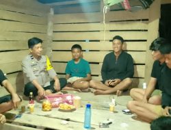 Sambang Satkamling di Desa Binaan, Bhabinkamtibmas Polsek Barebbo Sampaikan Pesan Kamtibmas 