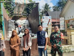Serentak Bhabinkamtibmas Polsek Barebbo Turun Kedesa untuk Pengamanan dan Pengawasan Pendistribusian Beras Bulong