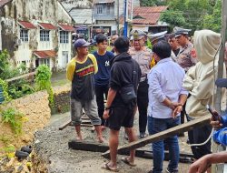 Sigap, Satlantas Polres Bone Bantu Evakuasi 3 Mobil Terperosot Akibat Longsor