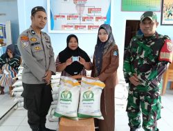 Penyaluran Bantuan Beras kepada Warga, Bhabinkamtibmas Lakukan Pengamanan dan Pemantauan