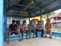 Kunjungi Sat Kamling, Bhabinkamtibmas Polsek Awangpone Lakukan Pembinaan