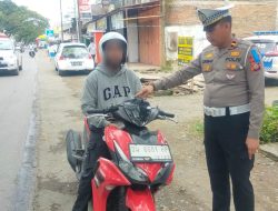 Gunakan HP Saat Berkendara, Dua Pengendara Ditindak Polantas Bone di Hari Ke-10 Ops Patuh