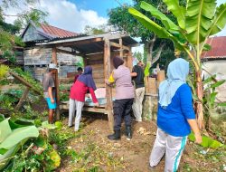 Bhabinkamtibmas Bersama Warga Gotong Royong Bersihkan Kompleks Pasar Lea