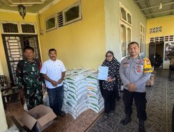 Polsek Awangpone Mengawal Penyaluran Bantuan Pangan Bulan Juli 2025 di Desa Cakke Bone