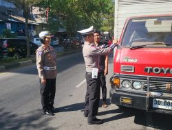 Ditlantas Polda Sulsel Bagikan Bendera Merah Putih Sambut HUT ke-80 RI