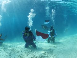 Ditpolairud Polda Sulsel Kibarkan Sang Merah Putih di Kedalaman 20 Meter Laut Kodingareng Keke