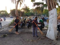 Ojol & Warga Kompak Bersihkan Pos Polisi yang Dibakar Massa di Surabaya