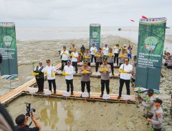 Kapolri dan Menteri LH Tanam Mangrove di Kalbar, Dorong Kepedulian Untuk Lestarikan Lingkungan