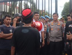 Kedepankan Sisi Humanis, Polda Kalteng Kawal Aksi Unras di Mapolda