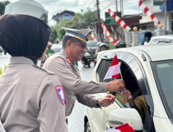 Satlantas Polres Bone Menyapa, Bagikan Bendera Merah Putih Ke Pengguna Jalan