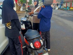 Demi Keselamatan, Personel Satlantas Polres Bone Tegur Pengendara Tak Pakai Helm