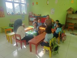 Bhabinkamtibmas Dekat dengan Anak, Bripka Arman Beri Motivasi Positif