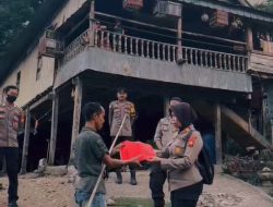Tumbuhkan Semangat Nasionalisme Masyarakat, Kapolsek Lamuru Bagikan 50 Bendera Merah Putih