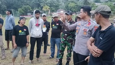 Kapolsek Bontocani Beri Pengarahan kepada Panitia Pertandingan Sepak Bola 17 Agustus