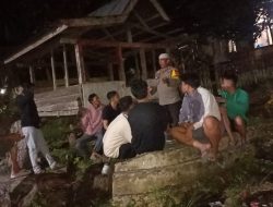 Personel Polsek Ulaweng Lakukan Kunjungan ke Desa Binaan dalam Rangka Pembinaan Pos Kamling