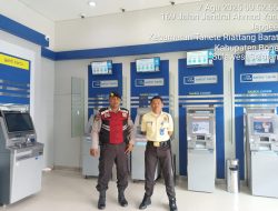 Laksanakan Tugas Jaga di Bank BCA, Unit Pam Obvit Samapta Polres Bone Pastikan Situasi Aman dan Kondusif