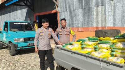 Polsek Tonra Lakukan Pengawalan Penyaluran Beras Bulog Melalui Gerakan Pangan Murah Polri Untuk Masyarakat