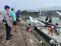 Sambangi Nelayan Sehabis Melaut, Personel Satpolairud Polres Bone Selipkan Himbauan Kamtibmas