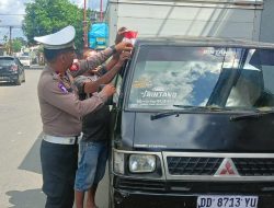 Satlantas Polres Bone Kembali Bagi-bagi Bendera Kepada Pengguna Jalan