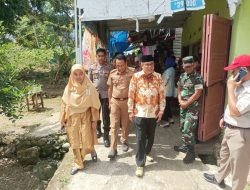 Kapolsek Palakka Dampingi Anggota DPR RI Komisi III dalam Penyerahan Sertifikat Tanah PTSL di Kelurahan Watangpalakka