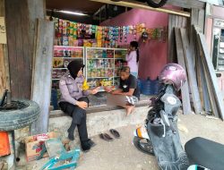 Berbagi Informasi, Cara Bhabinkamtibmas ini Membangun Suasana Kondusif Saat Sambang Desa
