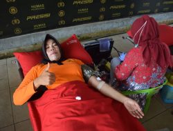 Polwan Polres Bone Tunjukkan Kepedulian Lewat Donor Darah HUT ke-77
