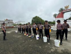 Personel Batalyon D Pelopor Laksanakan Pengecatan Pagar Makam Pahlawan