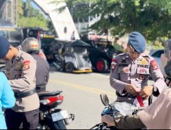 Jelang Kemerdekaan RI ke-80, Brimob Polda Metro Bagikan Ribuan Bendera Merah Putih