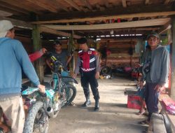 Sambangi Warga, Kanit Samapta Polsek Cenrana Lakukan Patroli