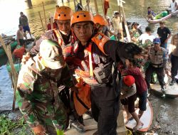 Terima Informasi Warga Melompat dan Tenggelam di Jembatan Watu,  Kapolsek Cenrana Pimpin Anggotanya bersama SAR Brimob dan Basarnas Bon Datangi TKP
