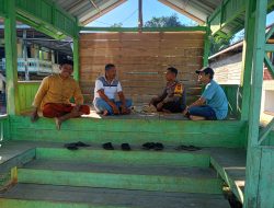Bhabinkamtibmas Polsek Awangpone Polres Bone  Laksanakan Pembinaan Satkamling di Desa Abbanuang