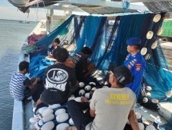 atpolairud Polres Bone Beri Himbauan Kamtibmas Kepada Nelayan Di PPI Lonrae Saat Lakukan Polmas Perairan