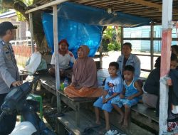 ‎Dekat dengan Warga, Bhabinkamtibmas Aktif Sambangi Sat Kamling di Desa Binannya 
