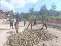 Bhabinkamtibmas dan Aparat Kelurahan Pappolo Bersinergi Perbaiki Jalan Rusak Demi Keselamatan Warga