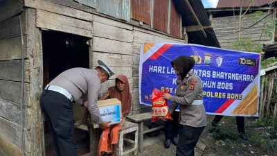 Peringati HUT Lalu Lintas ke 70, Satlantas Polres Bone Gelar Baksos ke Warga Kurang Mampu