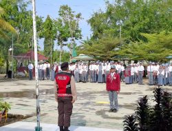 Pelaksanaan Upacara di Madrasah Aliyah Pompanua, Kanit Samapta Polsek Ajangale Bripka Mudiansar Jadi Pembina