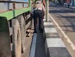 Polantas Bone Ini Jadi Montir Dadakan Saat Lihat Truck Mogok Ditengah Jalan