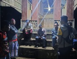 Sambangi Warga Saat Ronda Malam, Bhabinlamtibmas Polsek Ponre Sampaikan Ini