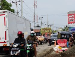 Padat Merayap, Personel Polsek Ajangale Laksanakan Gatur Lalin di Depan Pasar Pompanua