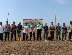 Kapolsek Ponre Hadiri Penanaman  Jagung Serentak Kuartal IV  di Desa Bolli Ponre 