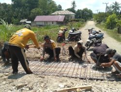 Bersama Membangun Desa, Bhabinkamtibmas Bripka Sultan Ikut Serta dalam Perbaikan Jembatan di Desa Binaannya