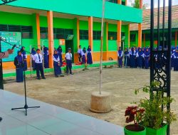 Pimpin Upacara, Wakapolsek Ajangale Beri Penyuluhan Disiplin dan Anti Narkoba di MTsN 2 Bone