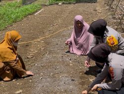 Personel Sat Binmas Polres Bone Ajak Warga Desa Panyili Manfaatkan Pekarangan untuk Tanam Pangan Bergizi