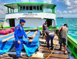 Satpolairud Polres Bone Tingkatkan Pemeriksaan Kapal Barang Demi Keselamatan Pelayaran