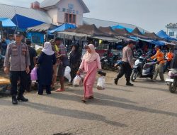 Pastikan Aktivitas Masyarakat Lancar, Ka SPKT  Polsek Kahu Laksanakan Pengaturan Lalulintas di Pasar