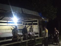 Wujudkan Kamtibmas yang Kondusif, Bhabinkamtibmas Desa Melle Bripka Sultan Beri Himbauan kepada Warga di Pos Kamling
