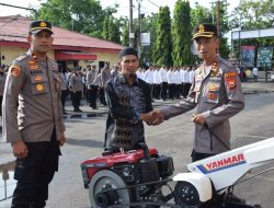 Penyerahan Alsintan oleh Kapolres Bone kepada Kelompok Tani “Subur Sejahtera”