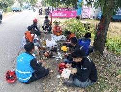 Bhabinkamtibmas Polsek Barebbo Sambangi Pekerja PLN, Ingatkan Keselamatan Kerja